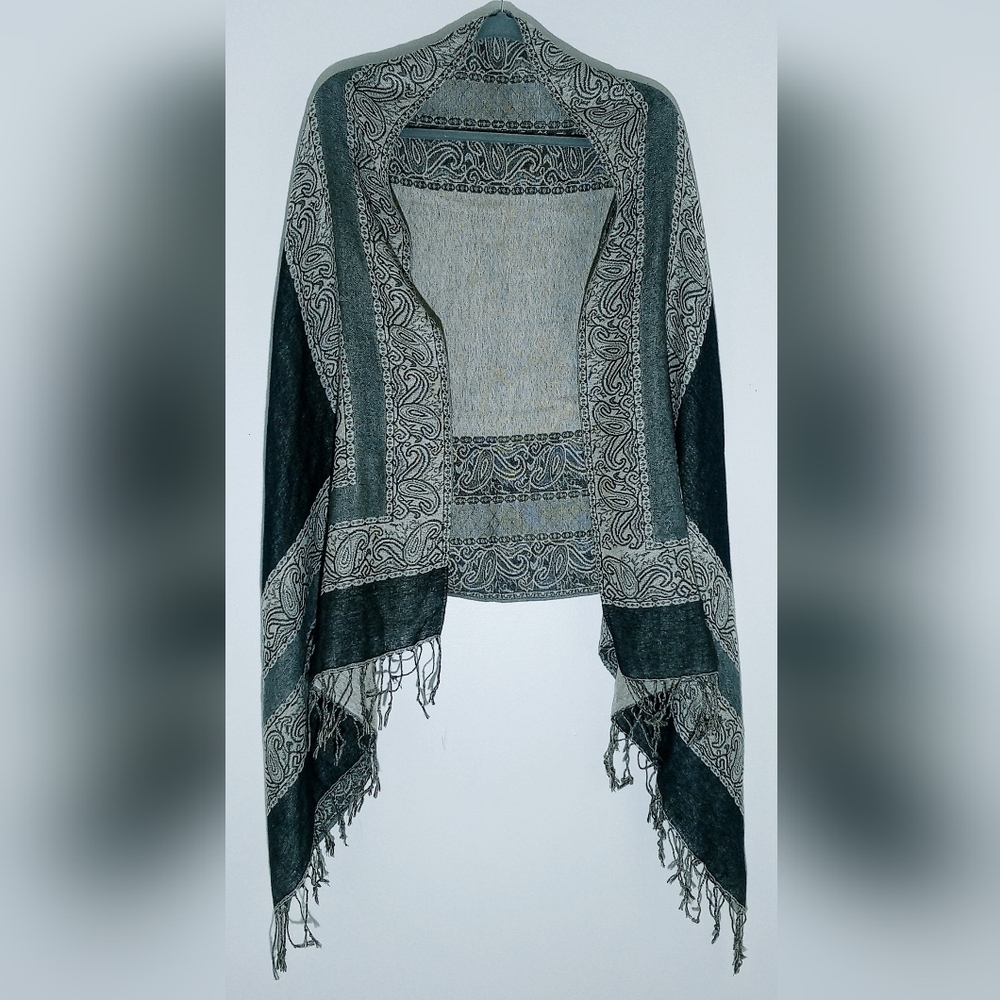 LIGHTWEIGHT WOMEN'S SCARF WITH BLACK CENTER AND PAISLEY PRINTS